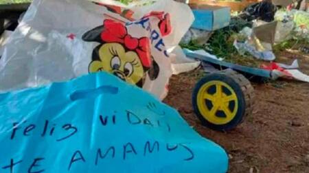 Crimen de Lucio Dupuy: vaciaron el departamento donde vivía el nene y tiraron los juguetes a la calle. Foto: Los Andes