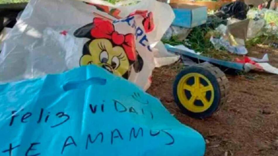 Crimen de Lucio Dupuy: vaciaron el departamento donde vivía el nene y tiraron los juguetes a la calle. Foto: Los Andes