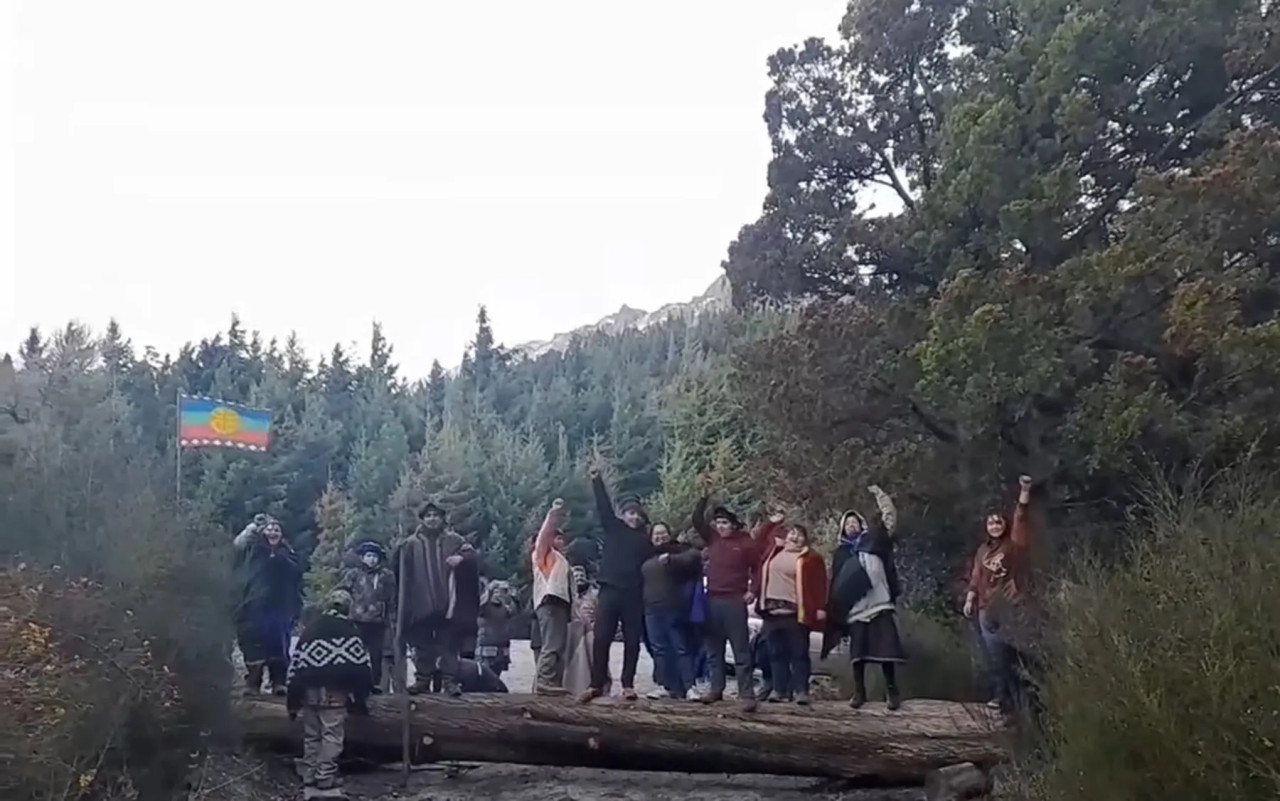 Mapuches bloquean acceso a un predio ocupado en Villa la Angostura. Foto: Facebook