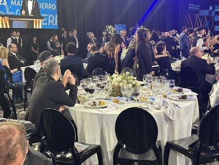 Jey Mammon quedó solo en la mesa. Foto: @therealbuni