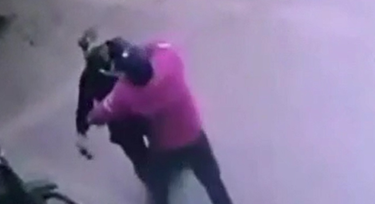 Violenta discusión entre un playero y un cliente. Foto: captura video.