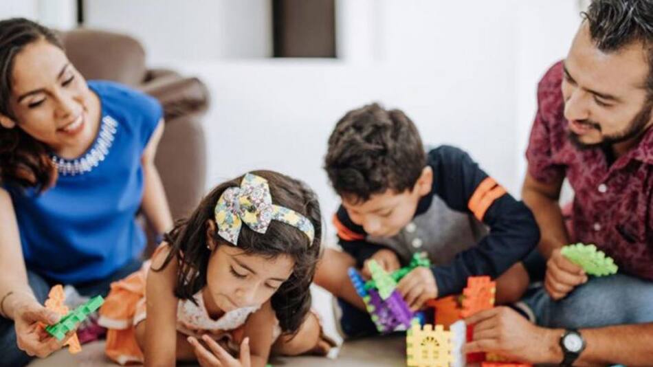 Familia jugando