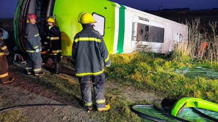 Volcó un micro en General La Madrid. Foto: X/Juanpagor