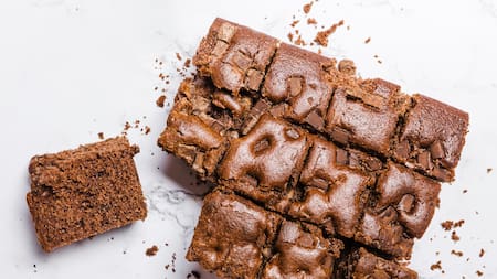 Receta rica y saludable: el brownie sin azúcar ni harina que queda húmedo y esponjoso