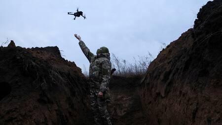 Soldado ucraniano lanza un dron kamikaze. Foto: Reuters.