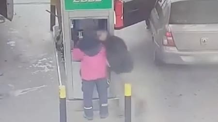 Cliente noqueó a un playero de un cabezazo, foto NA captura video