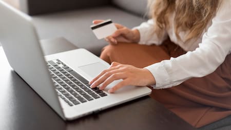 Cómo evitar caer en una estafa virtual en el Travel Sale 2025.