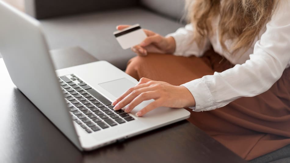 Cómo evitar caer en una estafa virtual en el Travel Sale 2025.