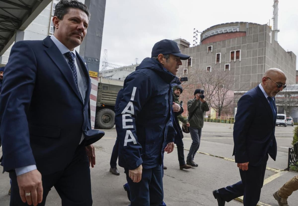 Rafael Grossi, director de la OIEA, visitando la planta nuclear de Zaporiyia. Foto: EFE.