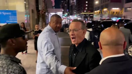 Video: la furiosa reacción de Tom Hanks con un fan que se acercó mucho a su esposa