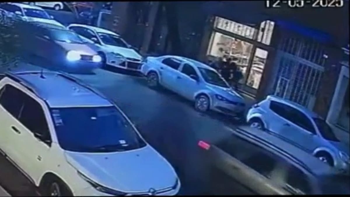 Violencia en La Plata: acusaron a una preceptora de agredir al director de una escuela con un trabavolante