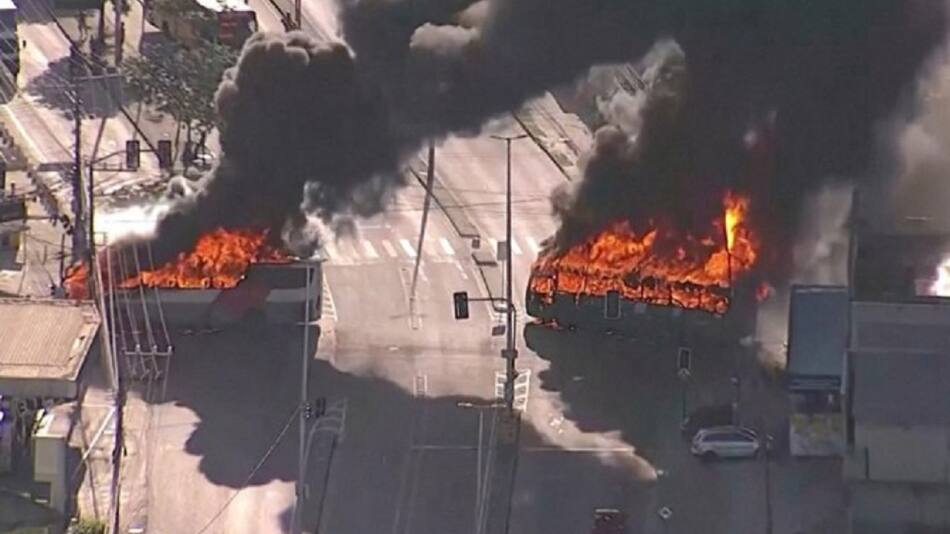 Incendio de colectivos en Brasil. Foto: captura de video.