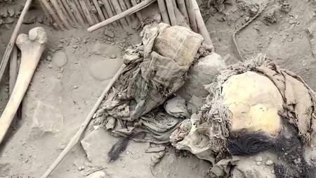 Insólito y sorprendente: descubren cinco momias de más de mil años bajo ocho toneladas de basura en Perú