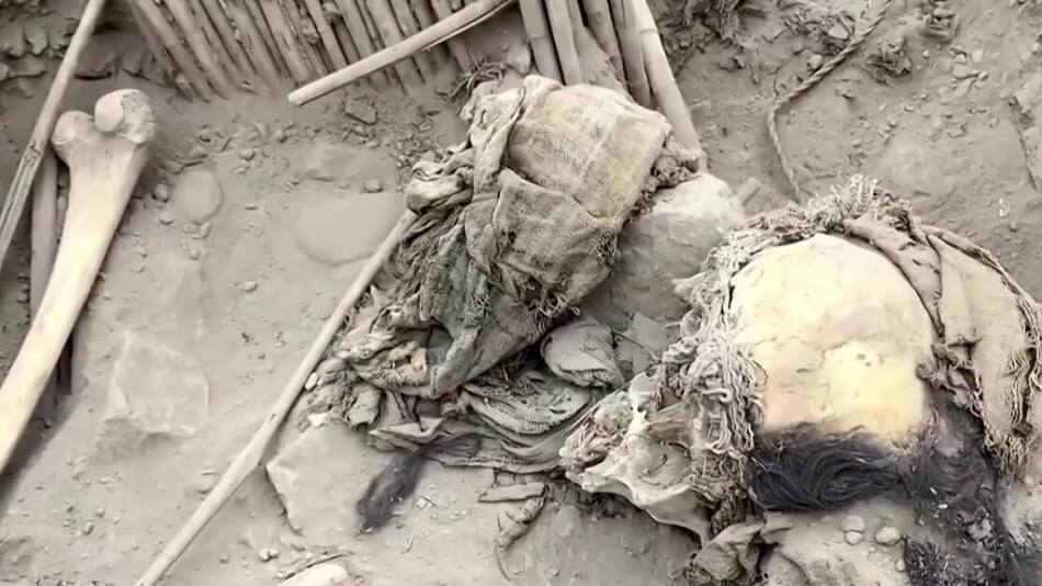 Descubren restos humanos de 5 personas en una colina de Perú. Foto: X/@AlRojoVivo