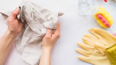 Los trucos de limpieza fáciles y efectivos para quitar manchas de la ropa sin afectar colores ni fibras