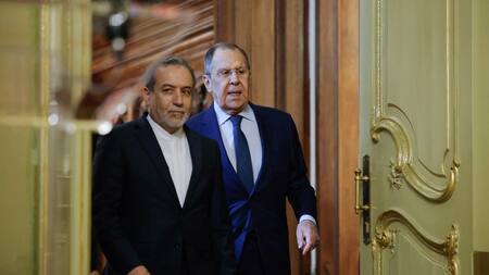 Conferencia entre el ministro de Exteriores ruso, Serguéi Lavrov, y su par iraní, Abás Araqchí. Foto: REUTERS.