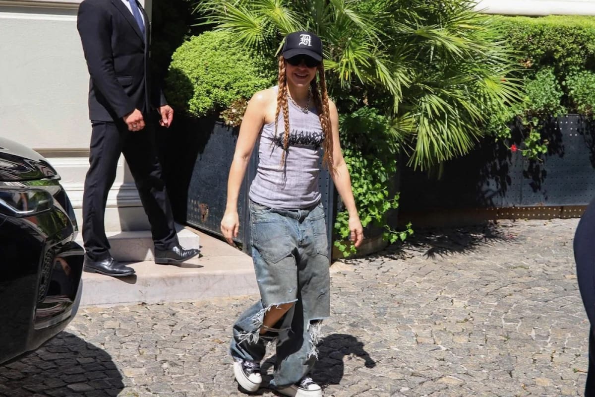 Shakira con sus fanáticos en el hotel de Buenos Aires. Foto: NA.