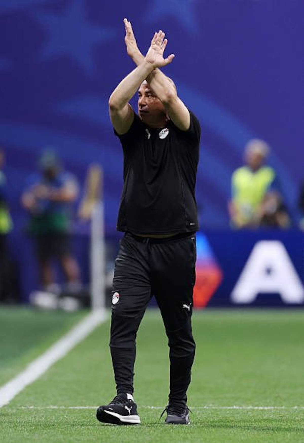 Hossam Hassan cruza los brazos en señal de denuncia por racismo durante el partido entre Argentina y Egipto en el Mundial 2026