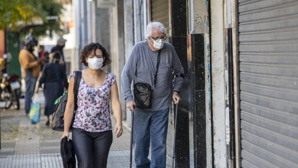 Coronavirus, Argentina, gente en la calle con barbijos, NA