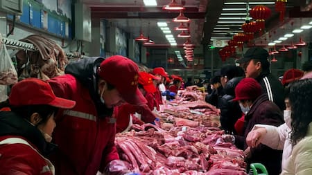 Chinos trabajan con carne de cerdo. Foto: Reuters.