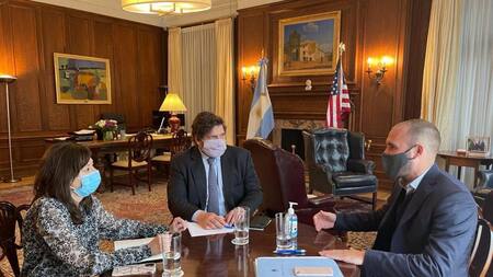 Martín Guzmán y el representante permanente de Argentina en el Fondo, Sergio Chodos, en una de las reuniones con los equipos técnicos del FMI. Foto: Ministerio de Economía.