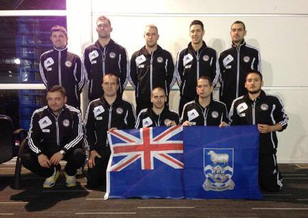 Maryon Gilson-Clarke, (esquina derecha), con sus compañeros de la Selección de las Islas Malvinas. Foto: NA/Liga de la Islas Malvinas