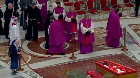 El féretro del papa Francisco en la basílica de San Pedro. Foto: X/@evaenlaradio.