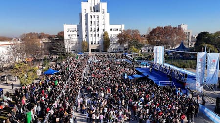 Federico Otermín tomó la Promesa de Lealtad a la Bandera a miles de estudiantes de Lomas de Zamora. Foto: Prensa.