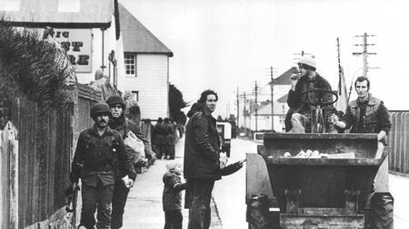 Kelpers y soldados argentinos, abril de 1982.