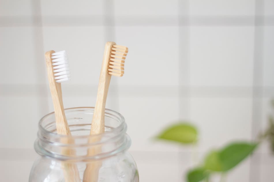Cepillarse los dientes para prevenir la aparición de caries. Foto: Unsplash