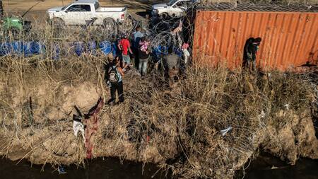 Migrantes cruzan hacia Texas. Foto: Reuters