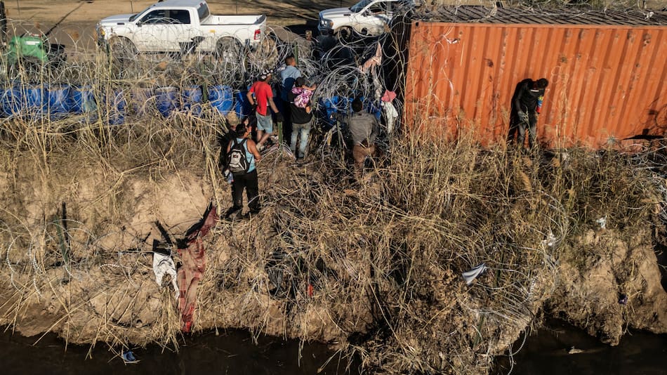 Migrantes cruzan hacia Texas. Foto: Reuters