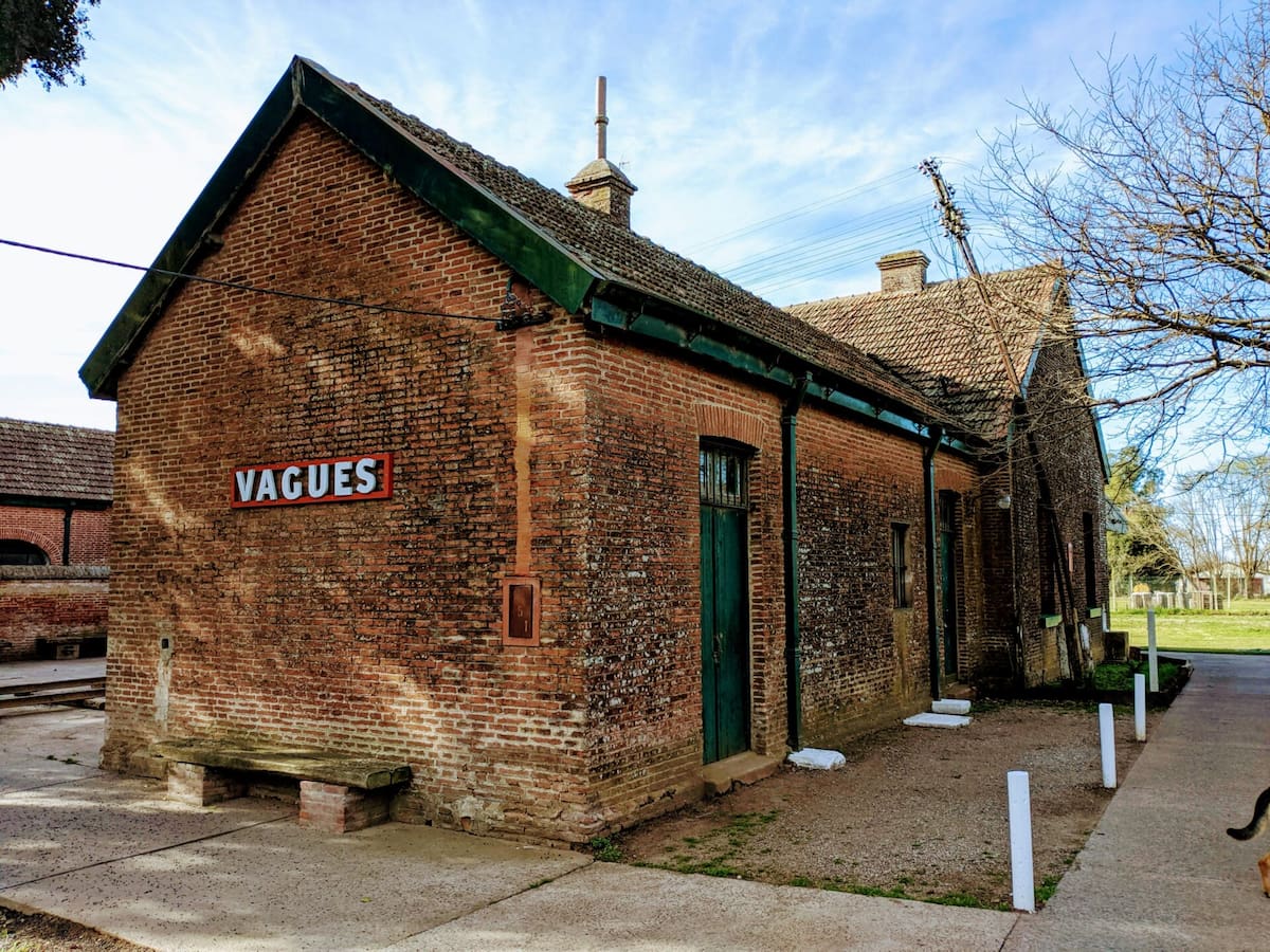 Calles tranquilas, la antigua estación y el arroyo rodeado de naturaleza definen la esencia de Vagues, una joya escondida de San Antonio de Areco ideal para el descanso.