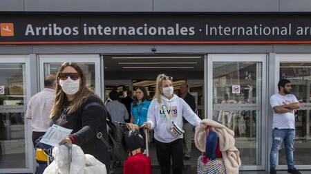 Turistas en el Aeropuerto de Ezeiza, NA