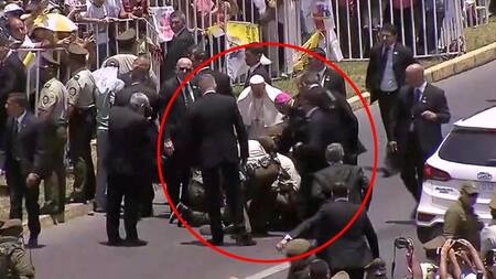 Papa Francisco ayuda a policía en Chile