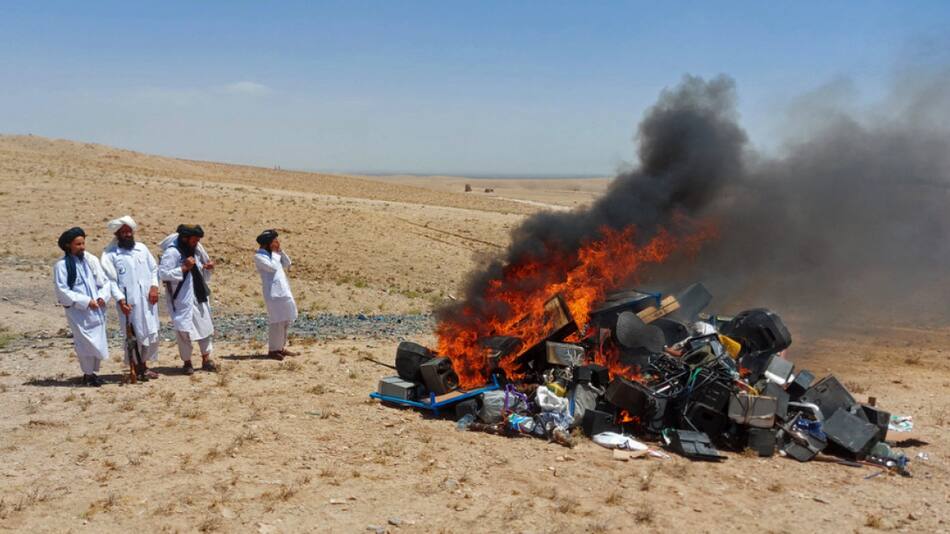 Los talibanes queman instrumentos y equipos musicales. Foto: Ministerio de Propagación de la Virtud y Prevención del Vicio de Afganistán.