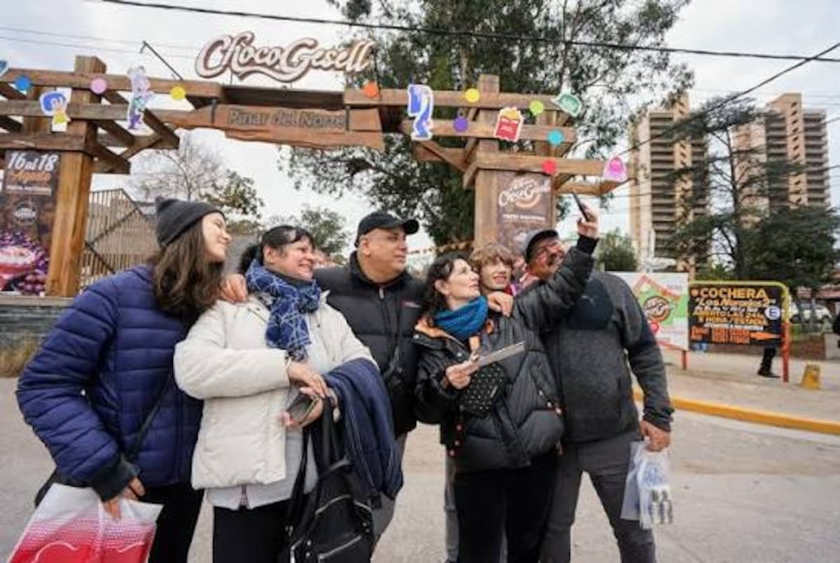 Visitantes recorren los puestos de chocolate y gastronomía durante la Fiesta Nacional del Chocolate de Villa Gesell