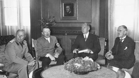 Representantes de Italia, Francia, Alemania y Reino Unido: Benito Mussolini, Adolf Hitler (junto a su intérprete oficial Paul-Otto Schmidt) y Arthur Neville Chamberlain. Foto: Archivo Federal Alemán