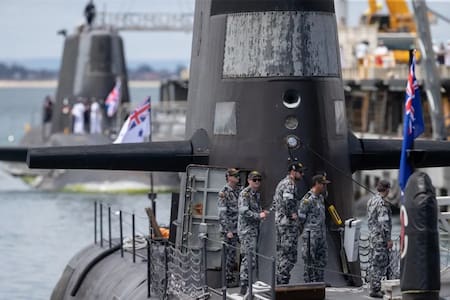 Un submarino australiano junto a uno de ataque de propulsión nuclear del Reino Unido. Foto: EFE/Richard Wainwright