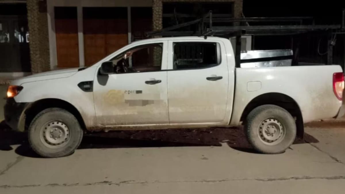 La camioneta de la que cayó la chica. Foto: Policía de Córdoba