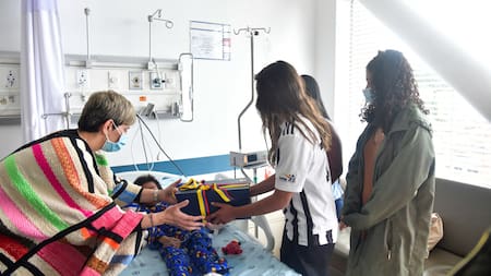 Visita de familiares a los niños indígenas. Foto: Reuters.