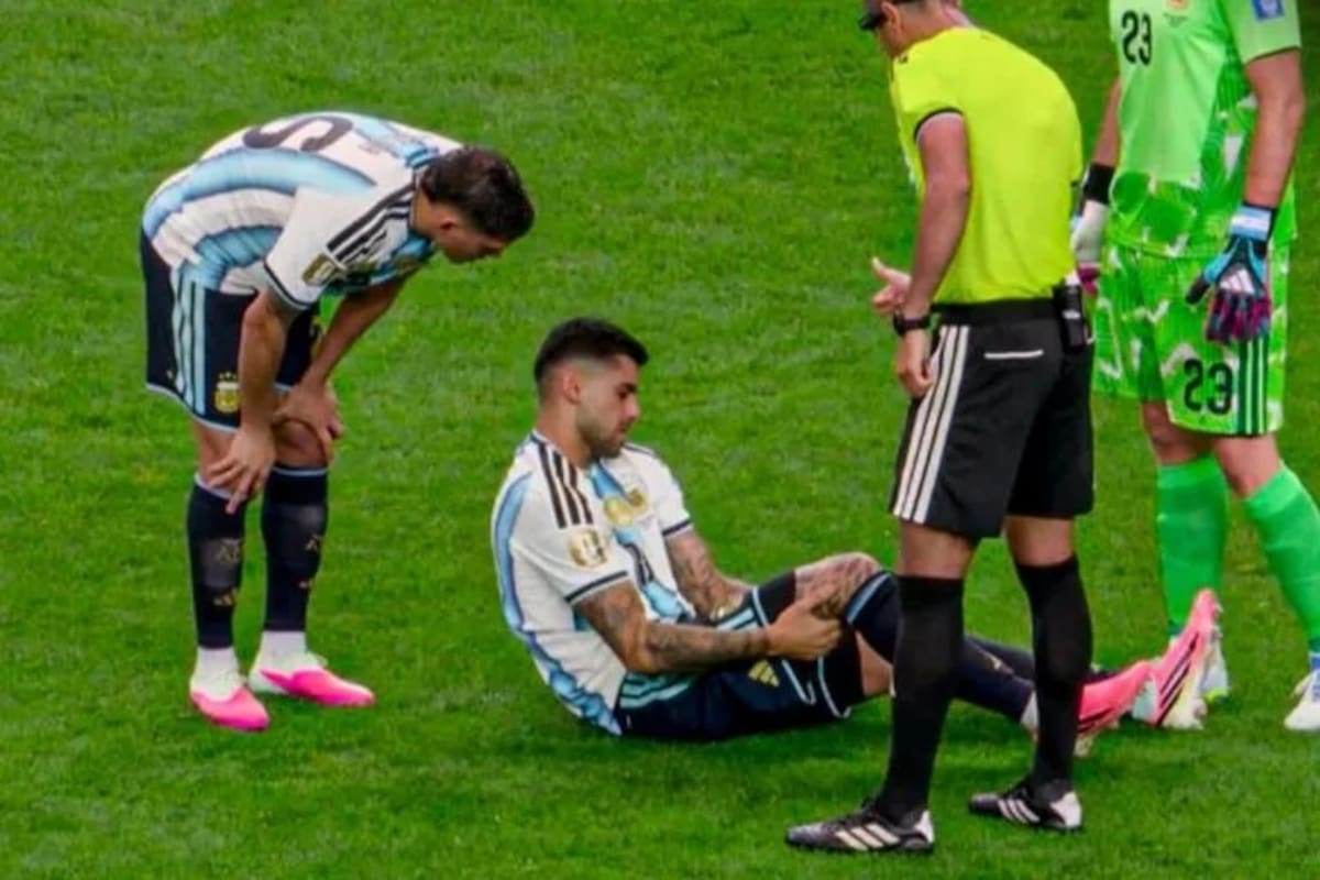 El defensor salió lesionado durante el segundo tiempo del partido contra Austria