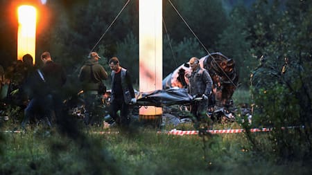 Personas retirando cuerpos del avión en donde viajaba Yevgueni Prigozhin. Foto: Reuters.