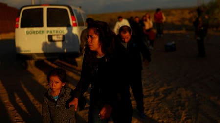 Niños en la frontera de Estados Unidos y México. Foto: Reuters.