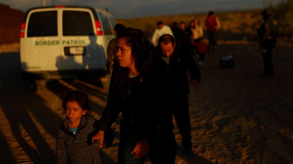 Niños en la frontera de Estados Unidos y México. Foto: Reuters.
