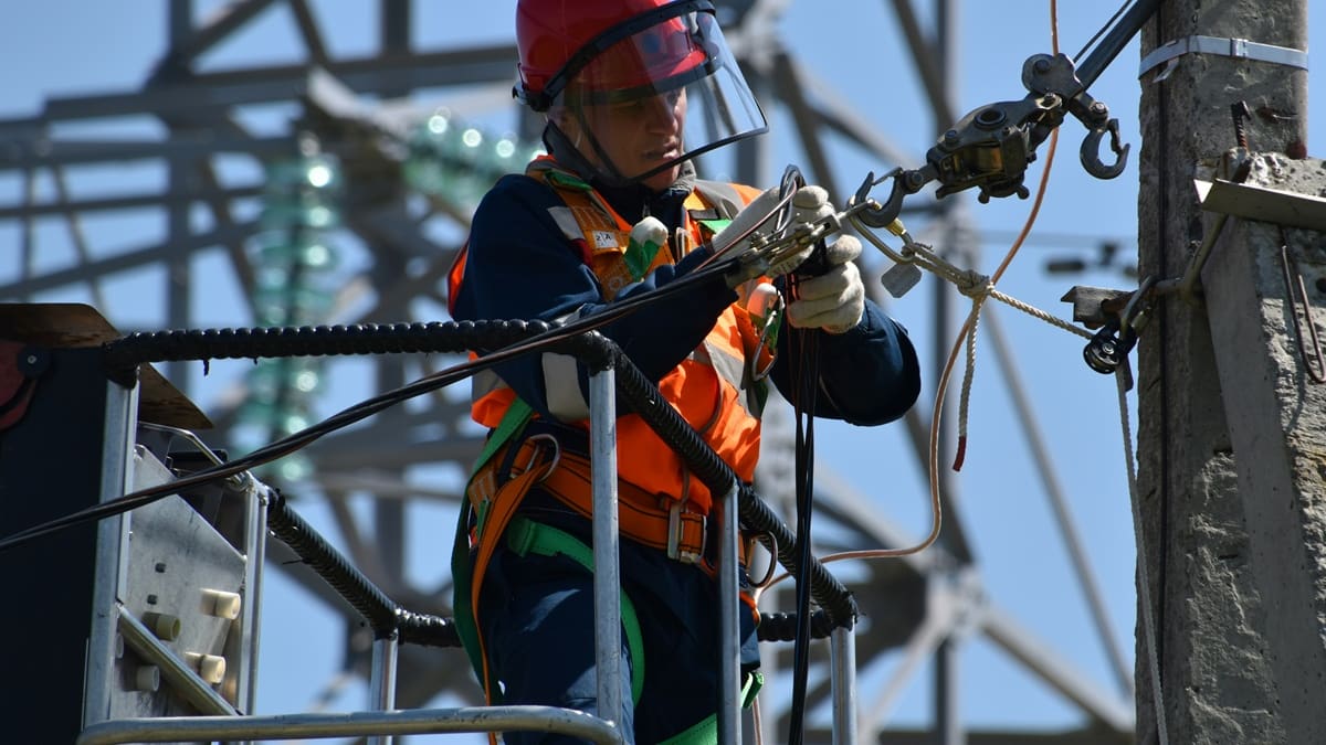 Oportunidad única en Suiza: ofrecen hasta 18.000 euros mensuales y casa gratis a electricistas, carpinteros y otros oficios