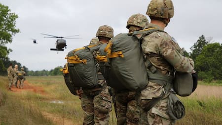 Estados Unidos refuerza su presencia militar en Medio Oriente con un despliegue de Rangers, Navy SEALs y otras tropas de élite