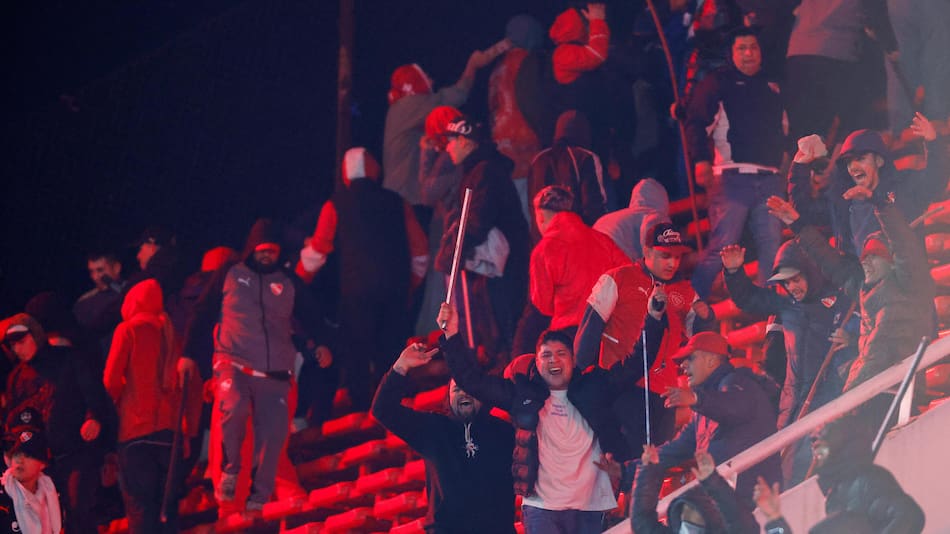 Brutal violencia entre hinchas de Independiente y la U de Chile.