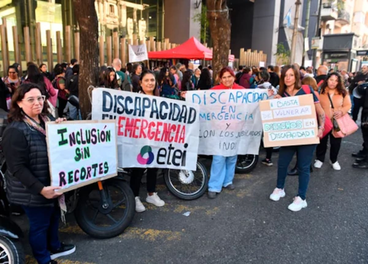 Organizaciones de Discapacidad se movilizaron al Ministerio de Economía