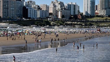 Vacaciones de verano 2026: cuánto sale el alquiler de carpa o sombrilla en la Costa Atlántica esta temporada